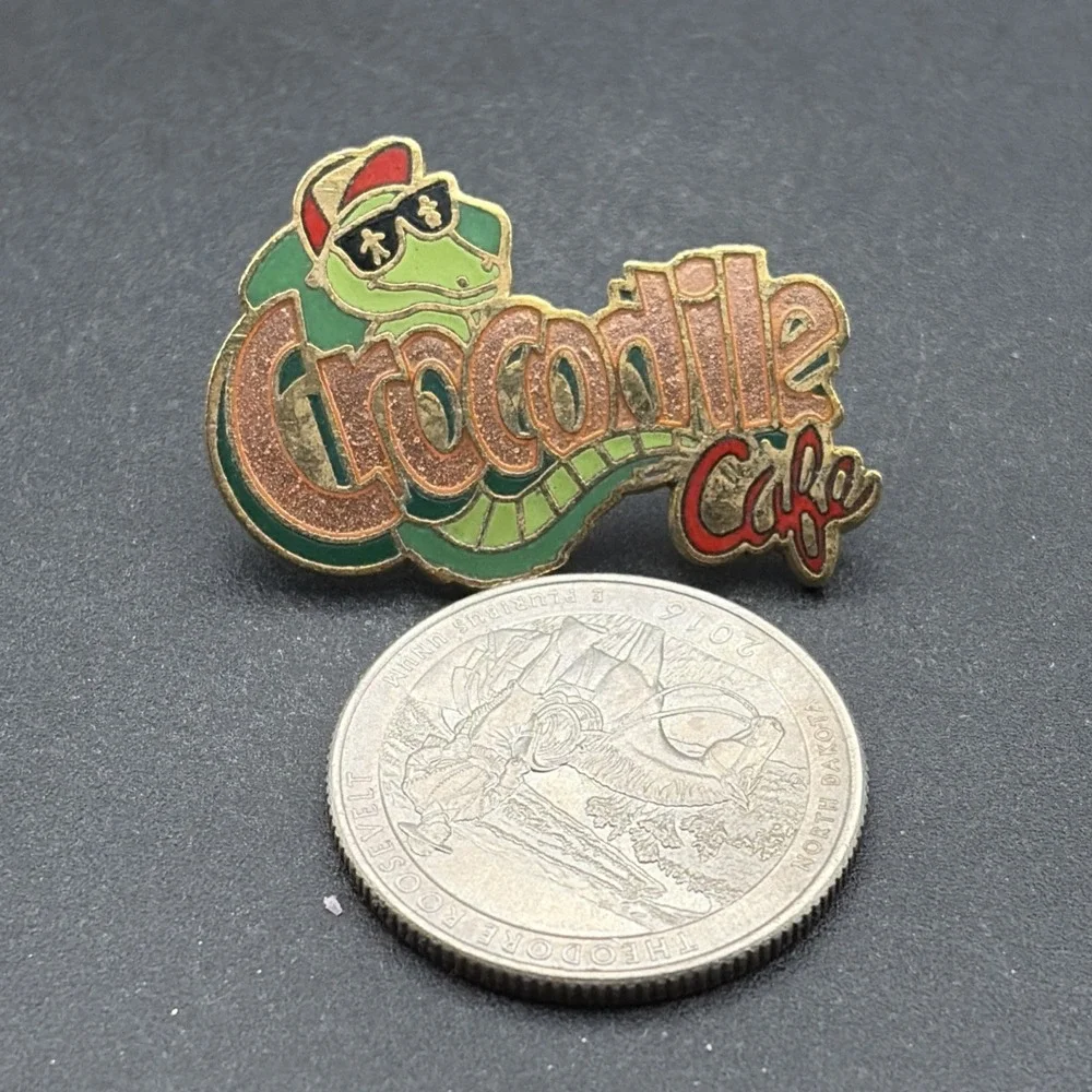 Crocodile Cafe Restaurant Sunglasses Lapel Hat‎ Pin